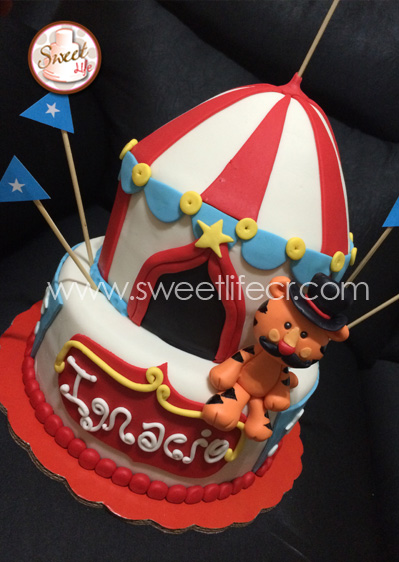 Pastel de cumpleaños con carpa de circo y tigre en 3D
