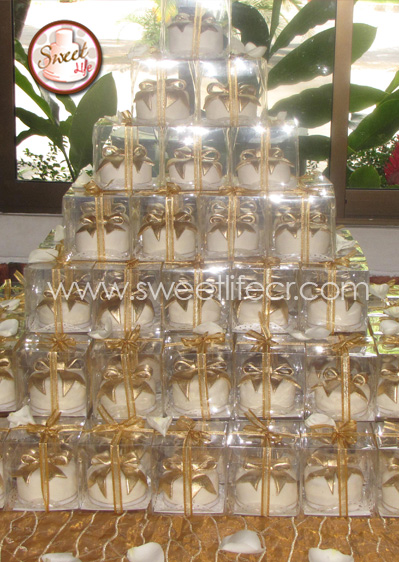 Cupcakes en forma de regalo con cajita transparente y listón dorado